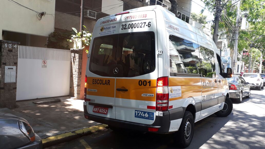 Traseira da van 001 com telefones da empresa
