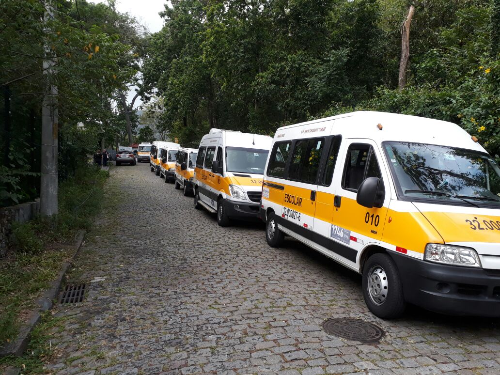 Vans School Bus na rua